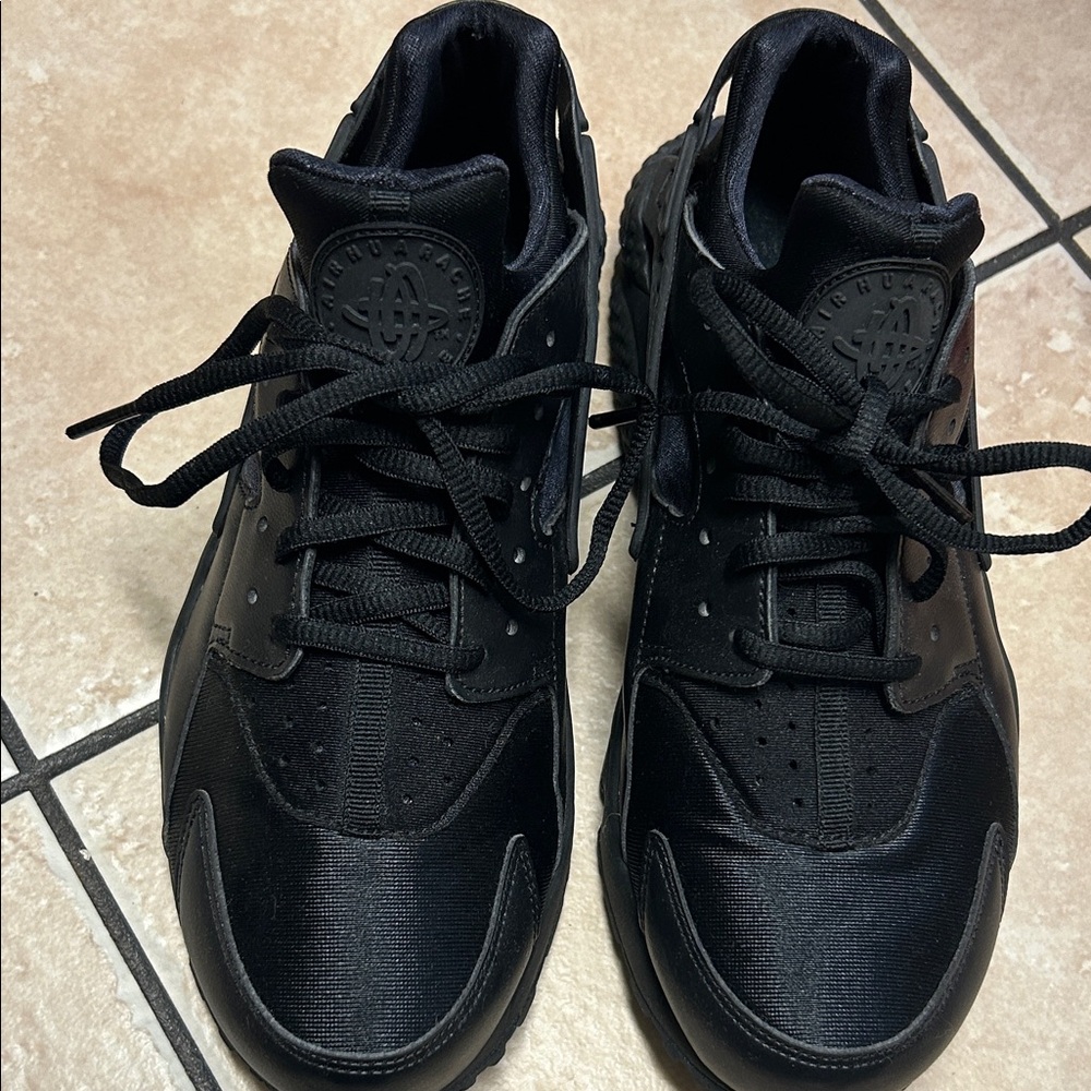 Nike women’s Air Huarache Run sneaker Black size 9.5 - Picture 2 of 9